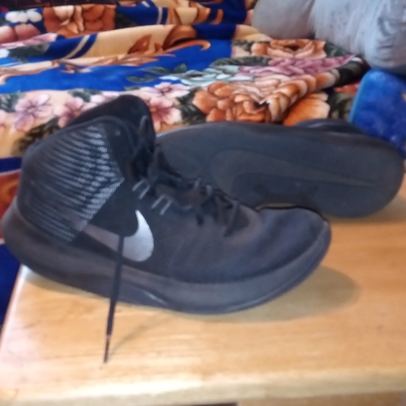 Nike air basketball shoes - Picture 2 of 4